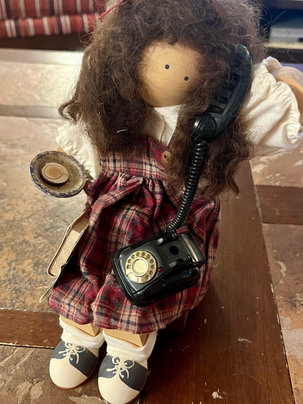 Lizzie High Collection - Schoolgirl on the Phone and extra items - Picture 2 of 5